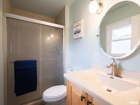 Bath - 800 S Kickapoo Ln, Peoria, IL 61604 photo 3 of 3