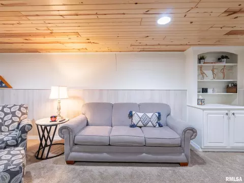 Living - 800 S Kickapoo Ln, Peoria, IL 61604 photo 6 of 6
