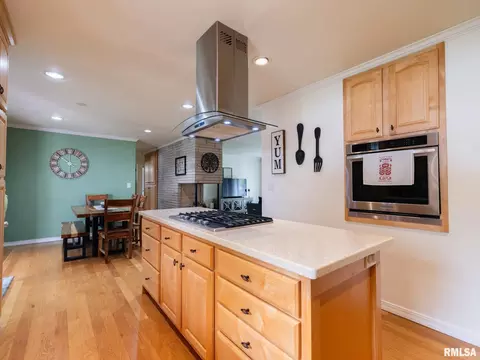 Kitchen - 800 S Kickapoo Ln, Peoria, IL 61604 photo 5 of 10