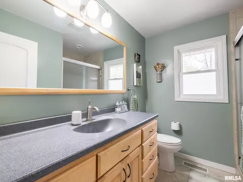 Bath - 800 S Kickapoo Ln, Peoria, IL 61604 photo 2 of 3