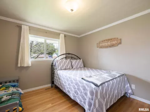 Bedroom - 800 S Kickapoo Ln, Peoria, IL 61604 photo 5 of 8