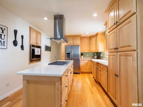 Kitchen - 800 S Kickapoo Ln, Peoria, IL 61604 photo 2 of 10