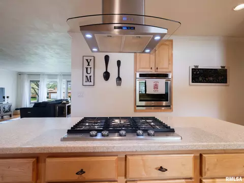 Kitchen - 800 S Kickapoo Ln, Peoria, IL 61604 photo 6 of 10