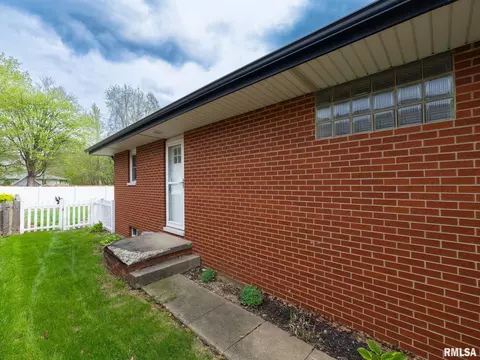 Exterior - 800 S Kickapoo Ln, Peoria, IL 61604 photo 13 of 16