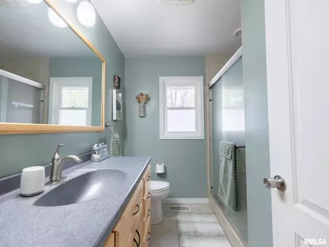 Bath - 800 S Kickapoo Ln, Peoria, IL 61604 photo 1 of 3