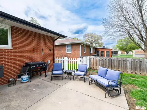 Exterior - 800 S Kickapoo Ln, Peoria, IL 61604 photo 12 of 16