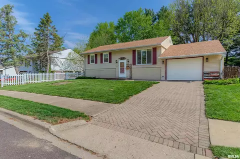 1812 Columbus Dr, Pekin, IL 61554