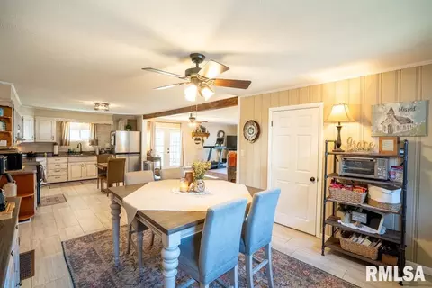Dining - 516 S 8th St, Herrin, IL 62948 photo 3 of 3