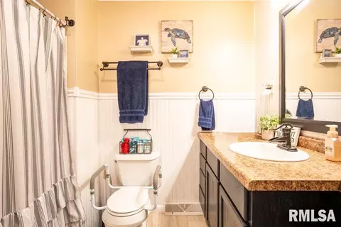 Bath - 516 S 8th St, Herrin, IL 62948 photo 1 of 2