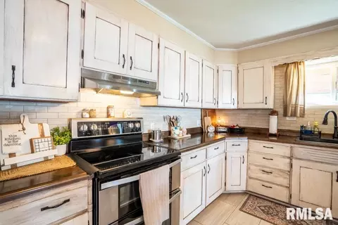 Kitchen - 516 S 8th St, Herrin, IL 62948 photo 3 of 4