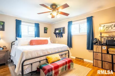 Bedroom - 516 S 8th St, Herrin, IL 62948 photo 2 of 5