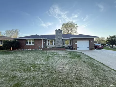 1711 Short Dr, Pekin, IL 61554