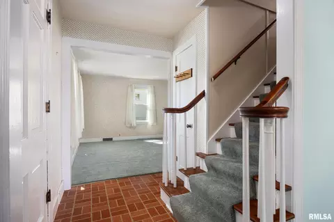 Entry Way - 805 Edward St, Henry, IL 61537 photo 3 of 3