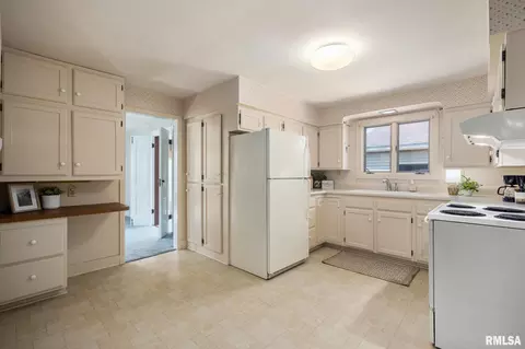 Kitchen - 805 Edward St, Henry, IL 61537 photo 2 of 4