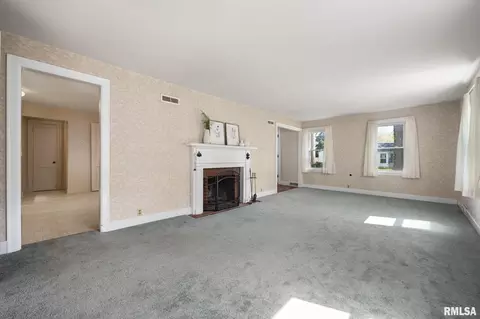 Living - 805 Edward St, Henry, IL 61537 photo 3 of 6