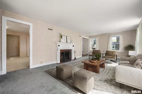 Living - 805 Edward St, Henry, IL 61537 photo 2 of 6