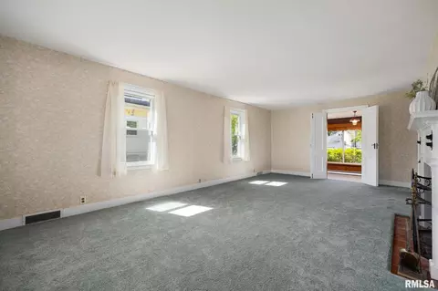 Living - 805 Edward St, Henry, IL 61537 photo 5 of 6