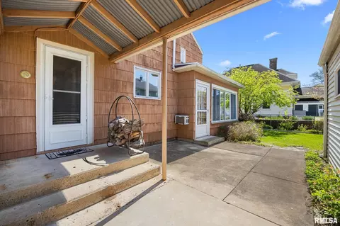 Exterior - 805 Edward St, Henry, IL 61537 photo 6 of 11