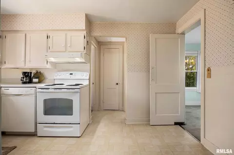 Kitchen - 805 Edward St, Henry, IL 61537 photo 4 of 4