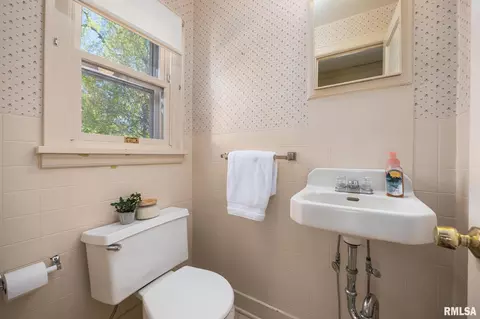 Bath - 805 Edward St, Henry, IL 61537 photo 1 of 2
