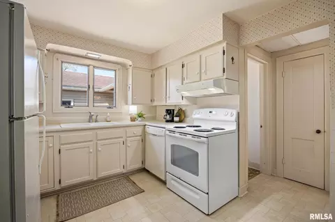 Kitchen - 805 Edward St, Henry, IL 61537 photo 1 of 4