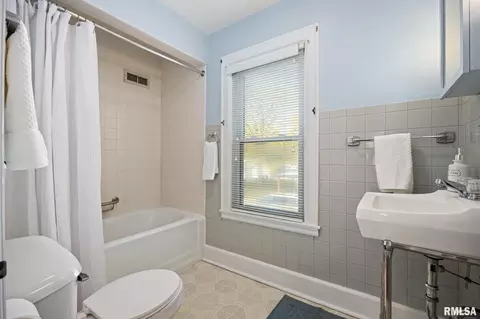 Bath - 805 Edward St, Henry, IL 61537 photo 2 of 2