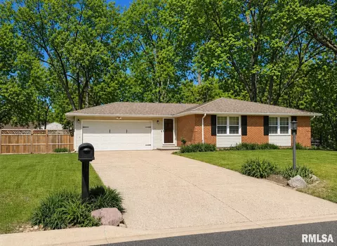 4913 W Woodfern Rd, Peoria, IL 61607