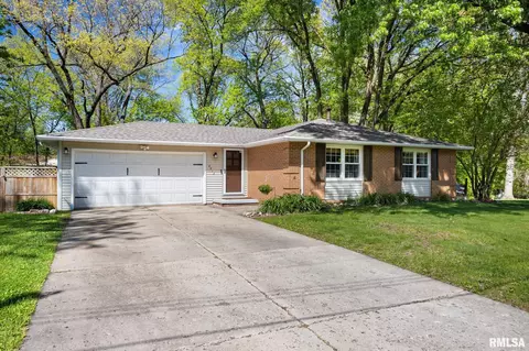 4913 W Woodfern Rd, Peoria, IL 61607