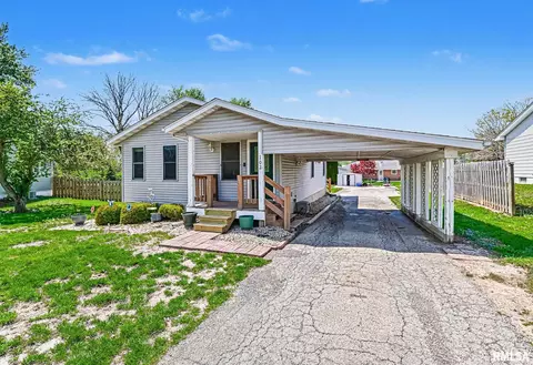 102 S Kruse St, Mackinaw, IL 61755