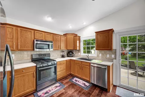 Kitchen - 2121 W Miners Dr, Dunlap, IL 61525 photo 1 of 3