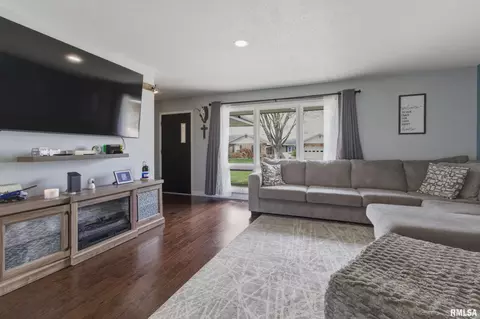 Living - 865 E Franklin St, Macomb, IL 61455 photo 1 of 4