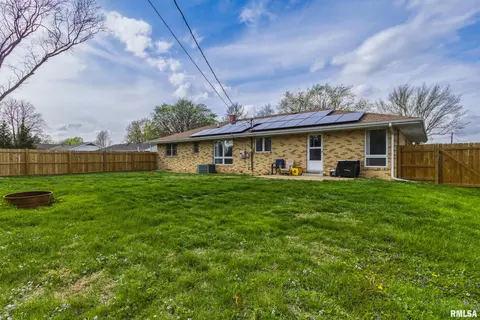 Exterior - 865 E Franklin St, Macomb, IL 61455 photo 3 of 3