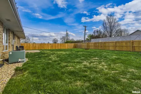 Exterior - 865 E Franklin St, Macomb, IL 61455 photo 2 of 3