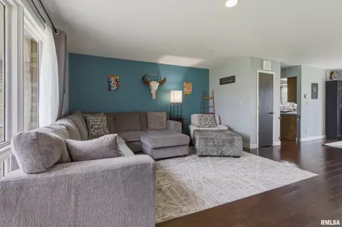 Living - 865 E Franklin St, Macomb, IL 61455 photo 2 of 4
