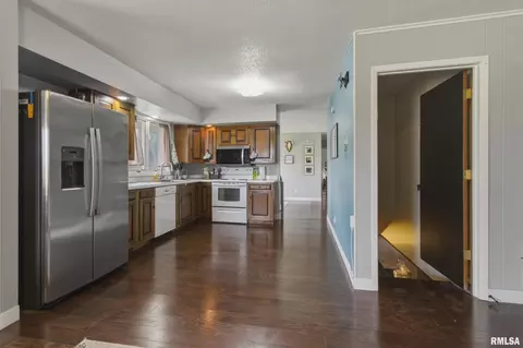 Kitchen - 865 E Franklin St, Macomb, IL 61455 photo 2 of 3