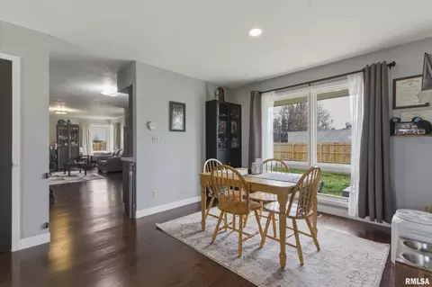 Dining - 865 E Franklin St, Macomb, IL 61455 photo 2 of 2