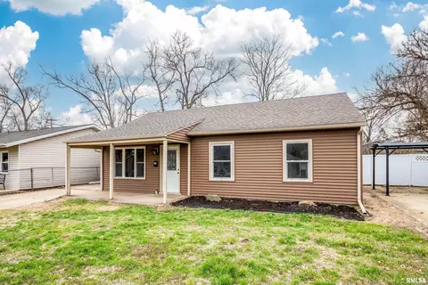 1408 Koch St, Pekin, IL 61554