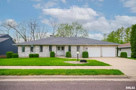 6305 N Suffolk Dr, Peoria, IL 61615