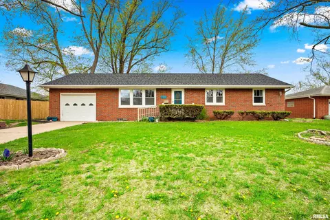 1705 W Lake Ave, Peoria, IL 61614