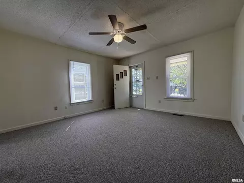 Living - 322 E Franklin St, Macomb, IL 61455 photo 2 of 4