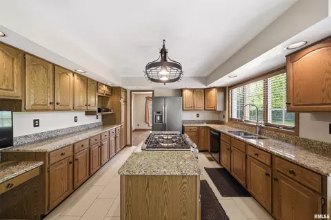 Kitchen - 1115 Tottenham Ct, Washington, IL 61571 photo 5 of 9