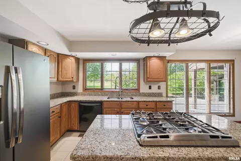 Kitchen - 1115 Tottenham Ct, Washington, IL 61571 photo 7 of 9