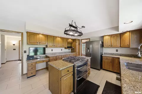 Kitchen - 1115 Tottenham Ct, Washington, IL 61571 photo 4 of 9