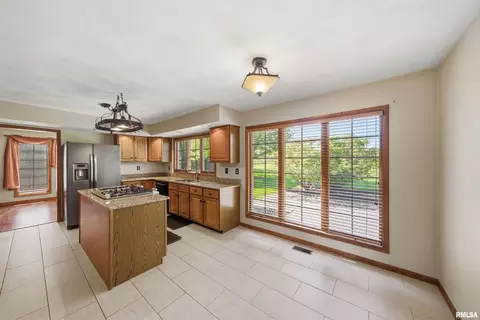 Kitchen - 1115 Tottenham Ct, Washington, IL 61571 photo 8 of 9