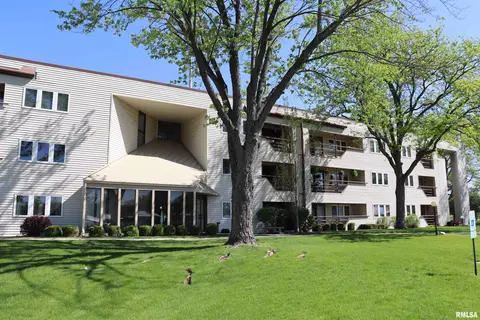 2601 W Willowlake Dr, Peoria, IL 61614