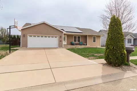 1808 Whitetail Ln, Pekin, IL 61554