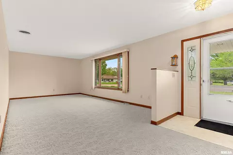 Living - 1683 E Myrtle St, Canton, IL 61520 photo 1 of 4