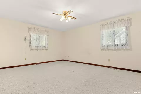 Bedroom - 1683 E Myrtle St, Canton, IL 61520 photo 2 of 4