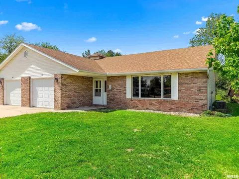 1683 E Myrtle St, Canton, IL 61520