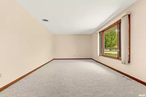 Living - 1683 E Myrtle St, Canton, IL 61520 photo 2 of 4